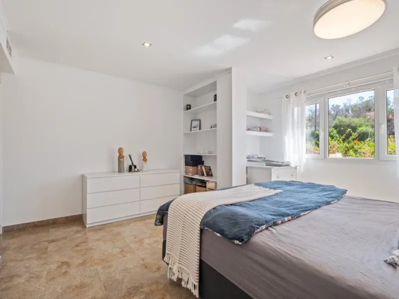 Spacious apartment in Las Cascadas on Marbella's Golden Mile.