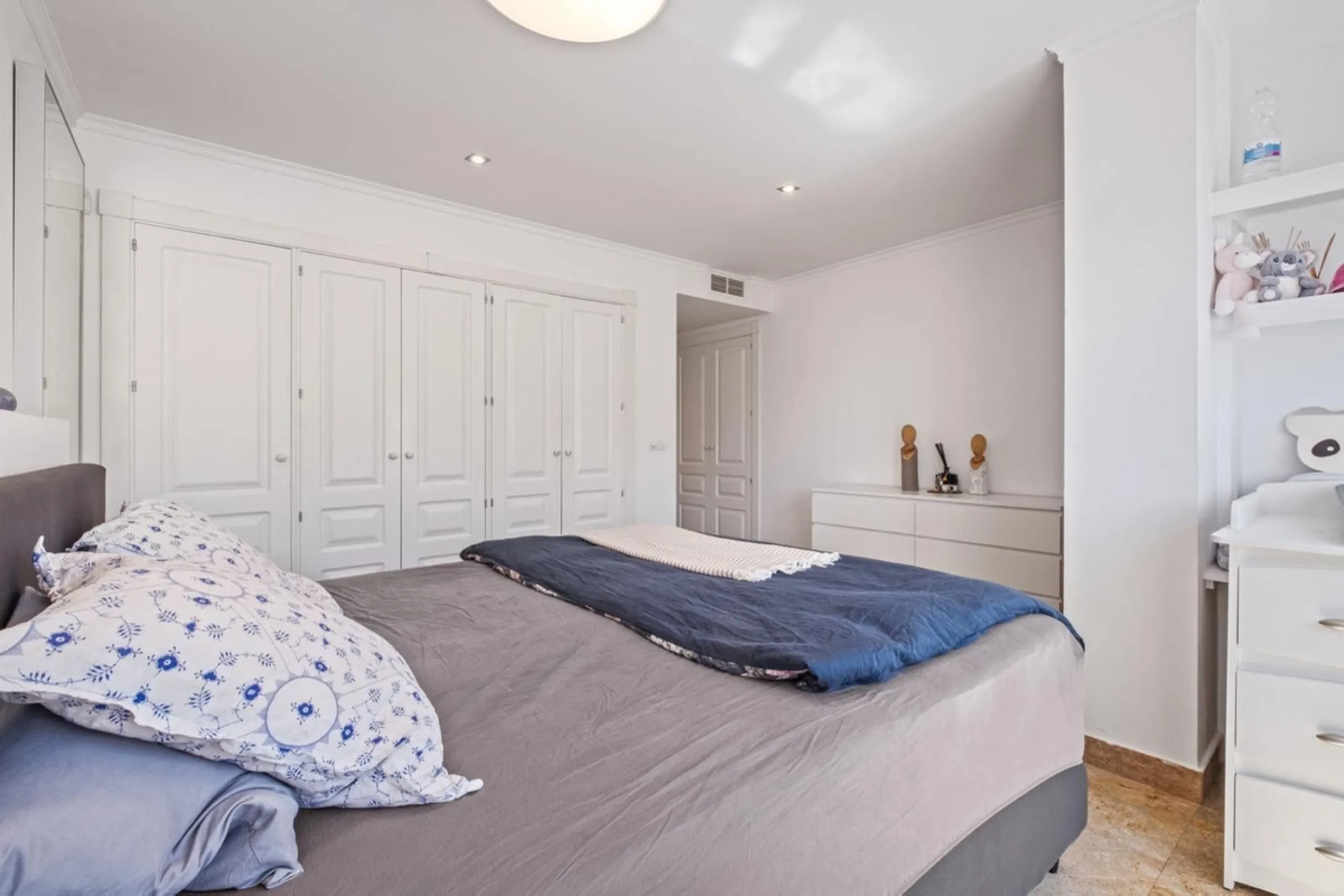 Spacious apartment in Las Cascadas on Marbella's Golden Mile.