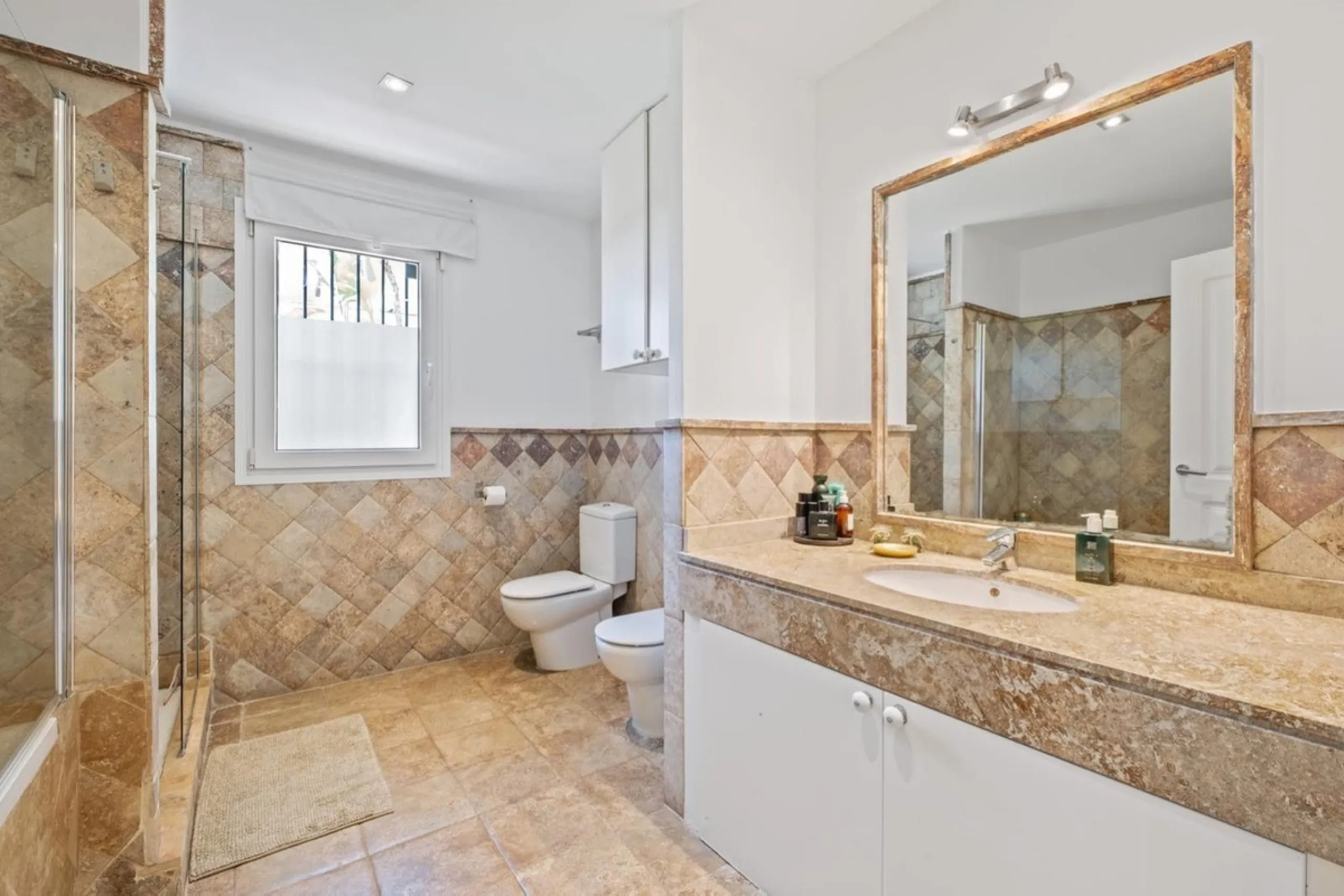 Spacious apartment in Las Cascadas on Marbella's Golden Mile.