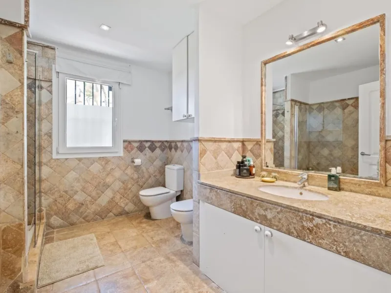 Spacious apartment in Las Cascadas on Marbella's Golden Mile.