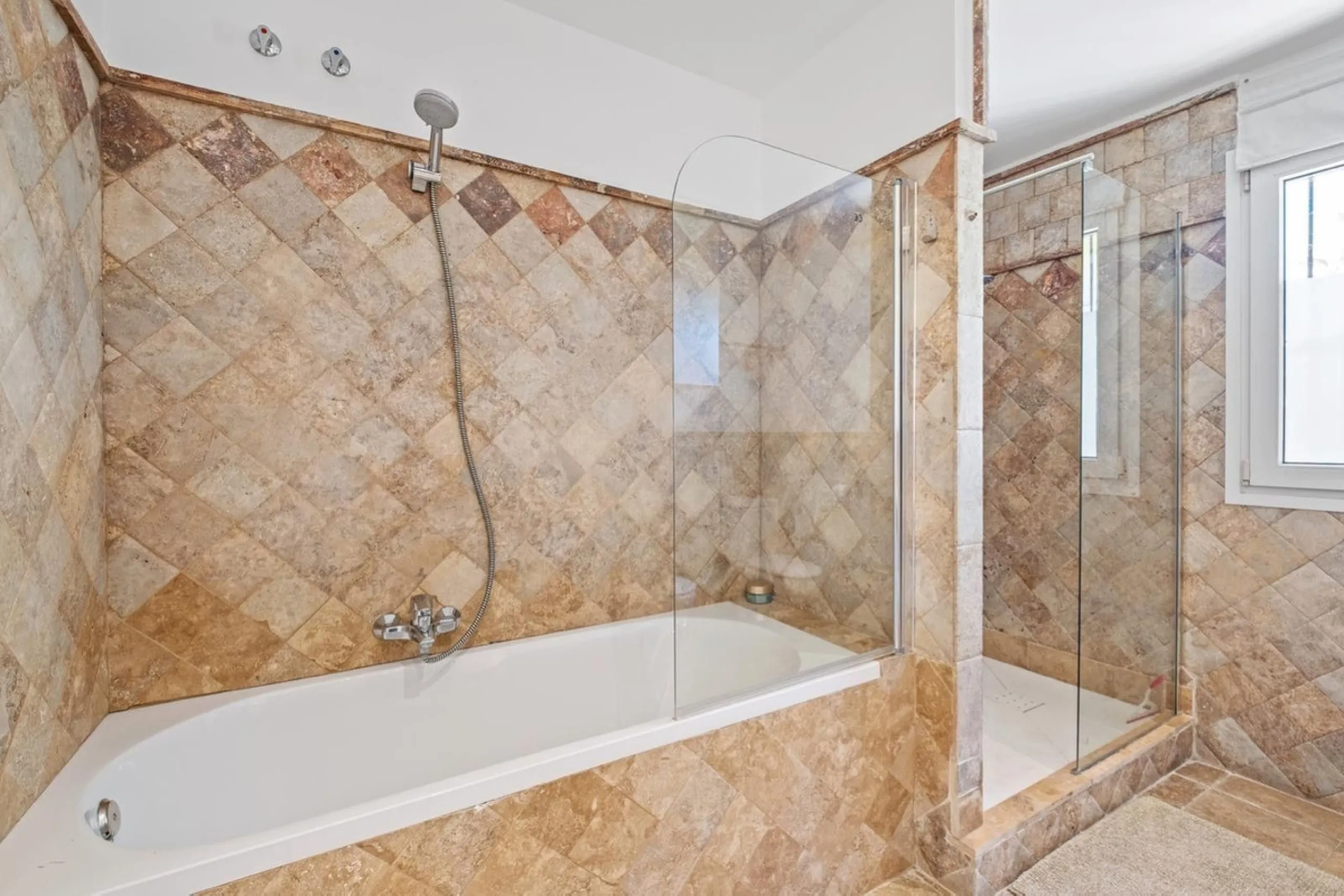 Spacious apartment in Las Cascadas on Marbella's Golden Mile.