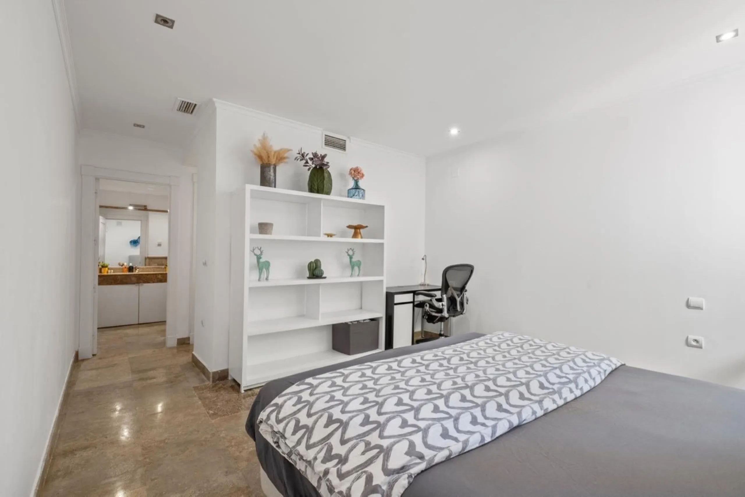 Spacious apartment in Las Cascadas on Marbella's Golden Mile.