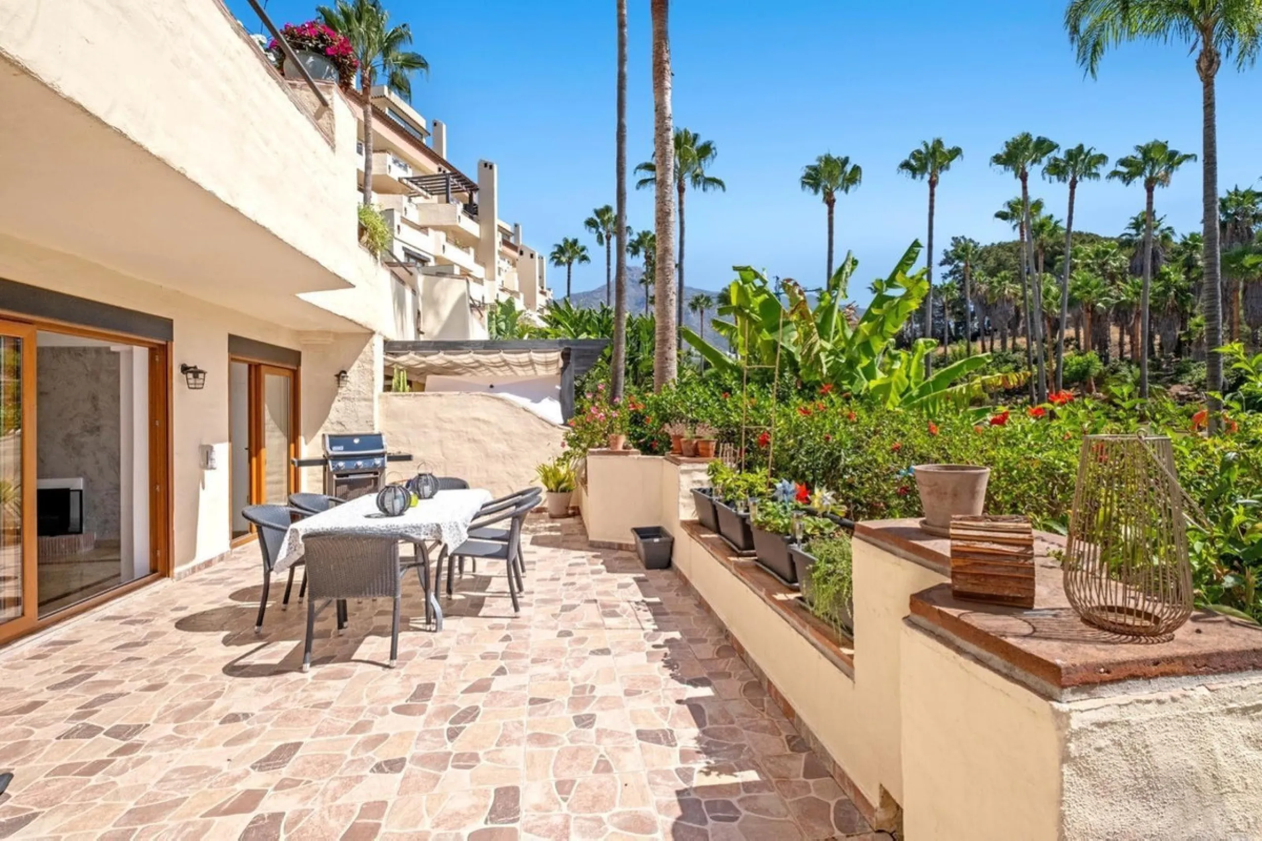 Spacious apartment in Las Cascadas on Marbella's Golden Mile.