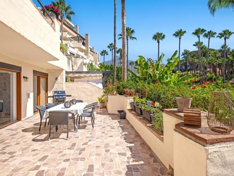 Spacious apartment in Las Cascadas on Marbella's Golden Mile.