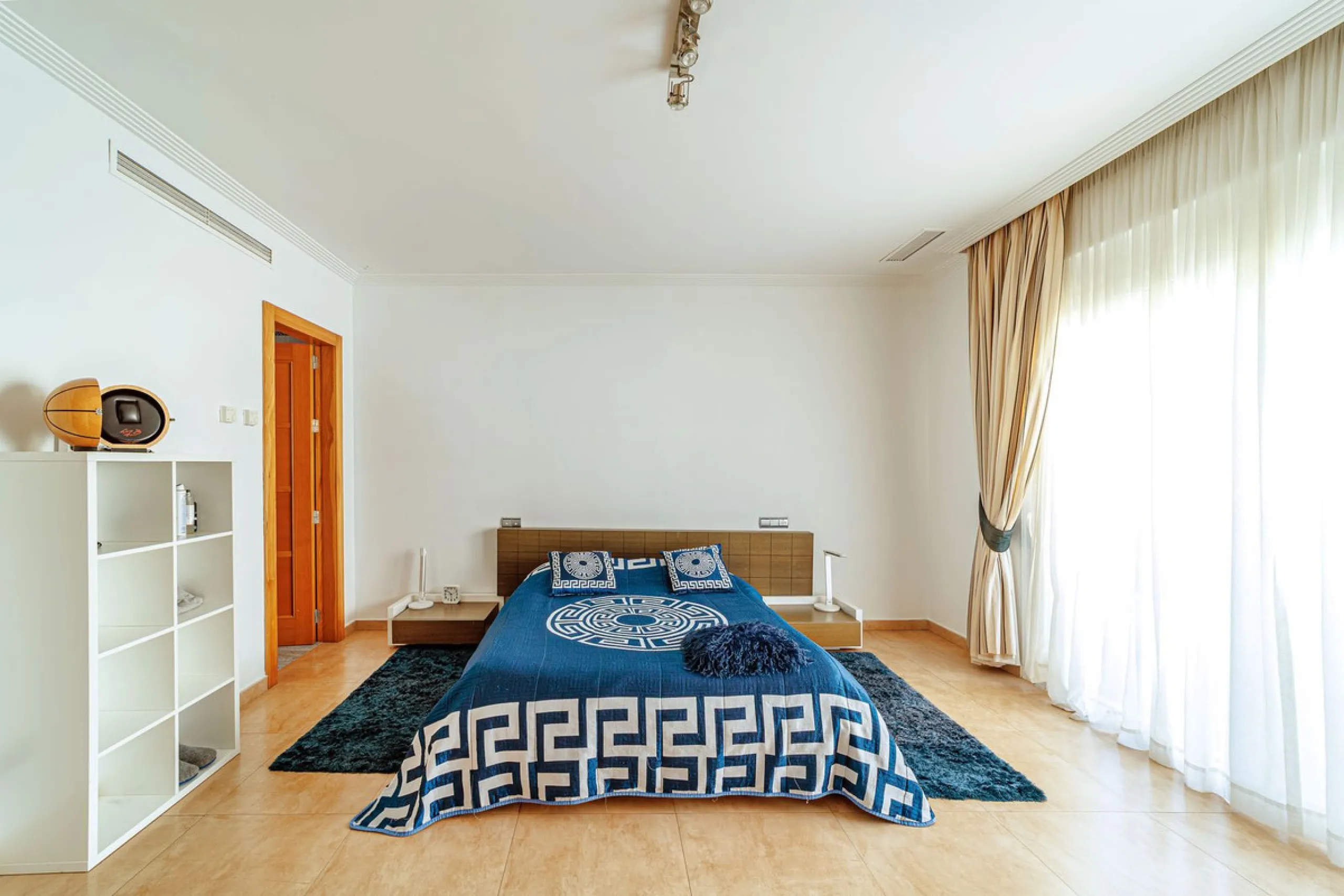 Discover an exceptional villa designed for those seeking space, comfort, luxury, and a prime location. Set on a 1,600 m² plot with over 900 m² built, this impressive property is located in a quiet and exclusive residential area, just a few minutes from Ma