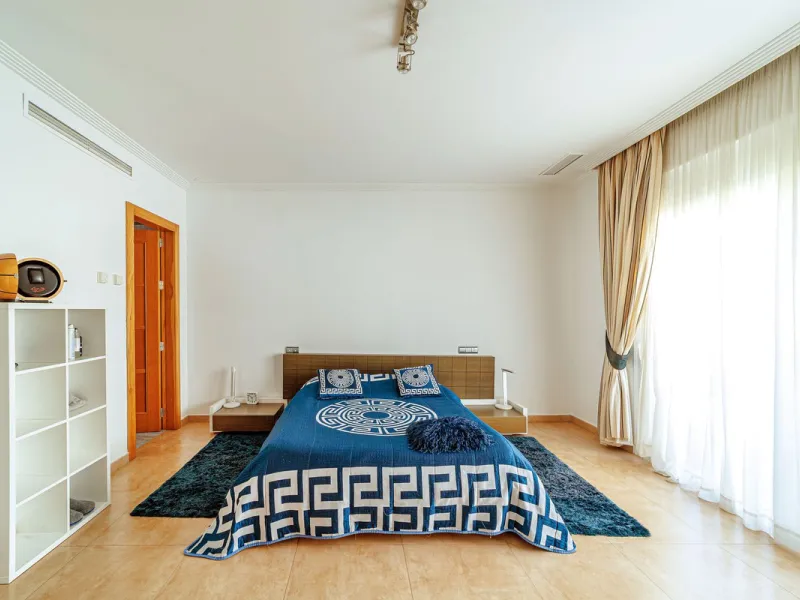 Discover an exceptional villa designed for those seeking space, comfort, luxury, and a prime location. Set on a 1,600 m² plot with over 900 m² built, this impressive property is located in a quiet and exclusive residential area, just a few minutes from Ma