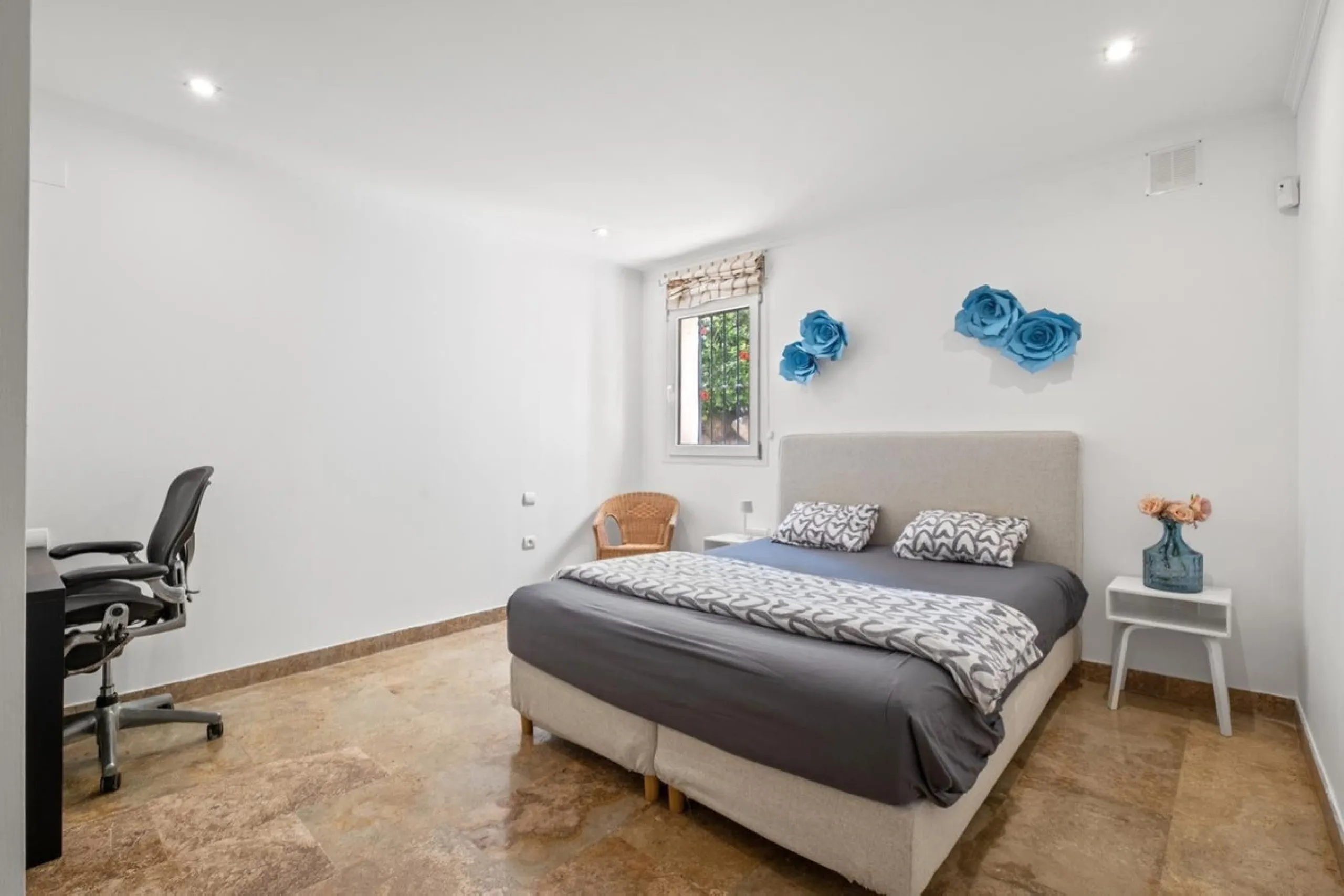 Spacious apartment in Las Cascadas on Marbella's Golden Mile.