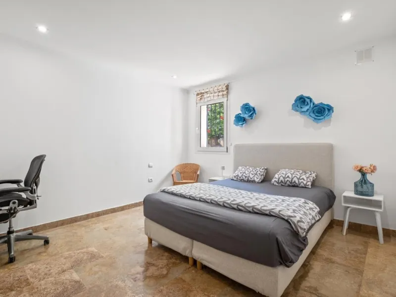 Spacious apartment in Las Cascadas on Marbella's Golden Mile.