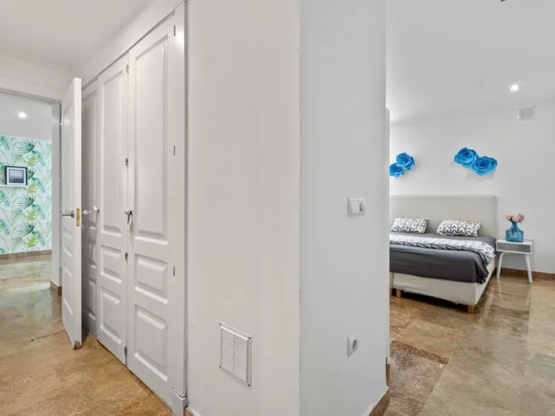 Spacious apartment in Las Cascadas on Marbella's Golden Mile.