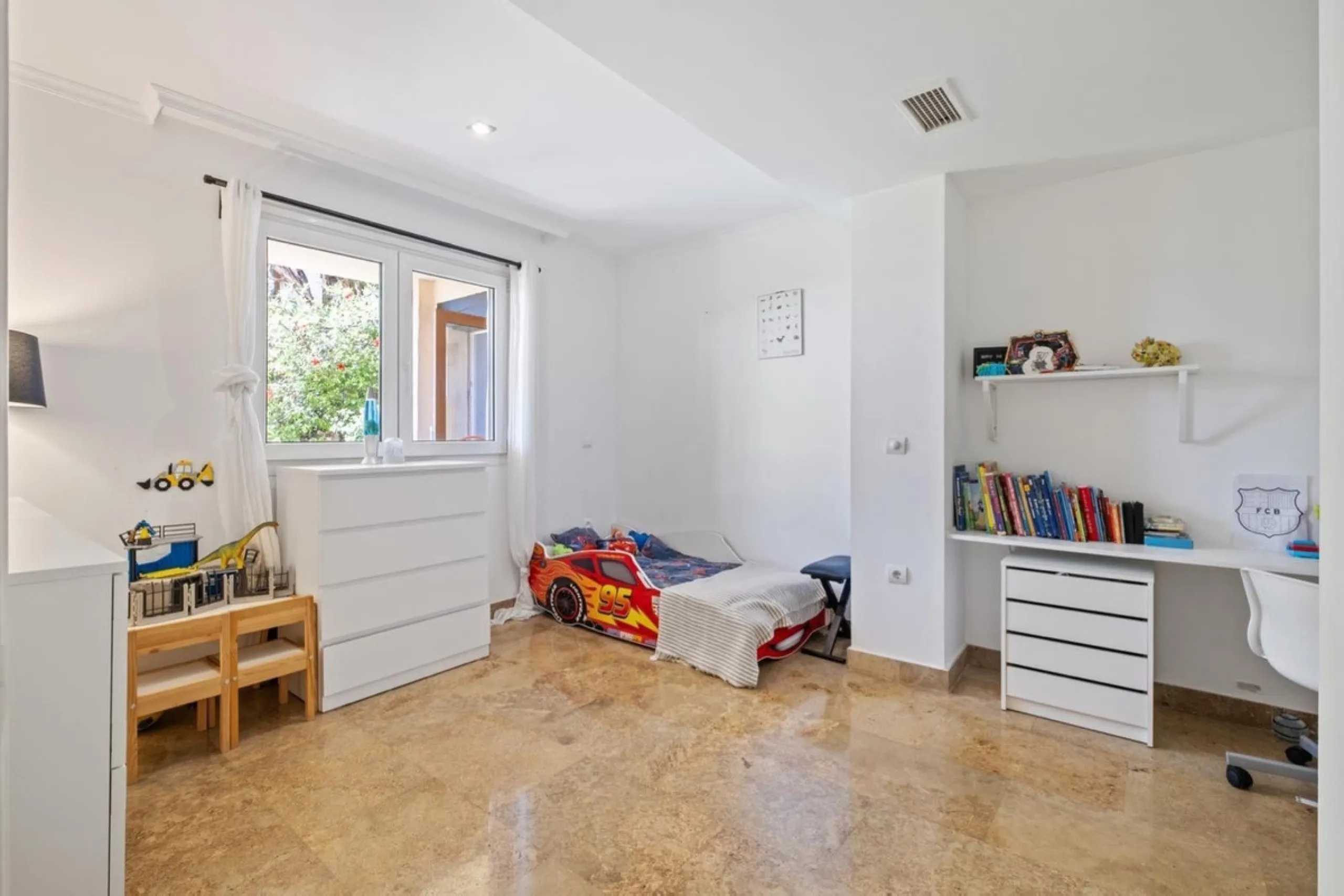 Spacious apartment in Las Cascadas on Marbella's Golden Mile.