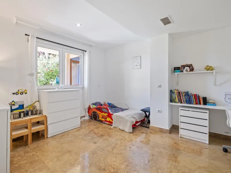 Spacious apartment in Las Cascadas on Marbella's Golden Mile.