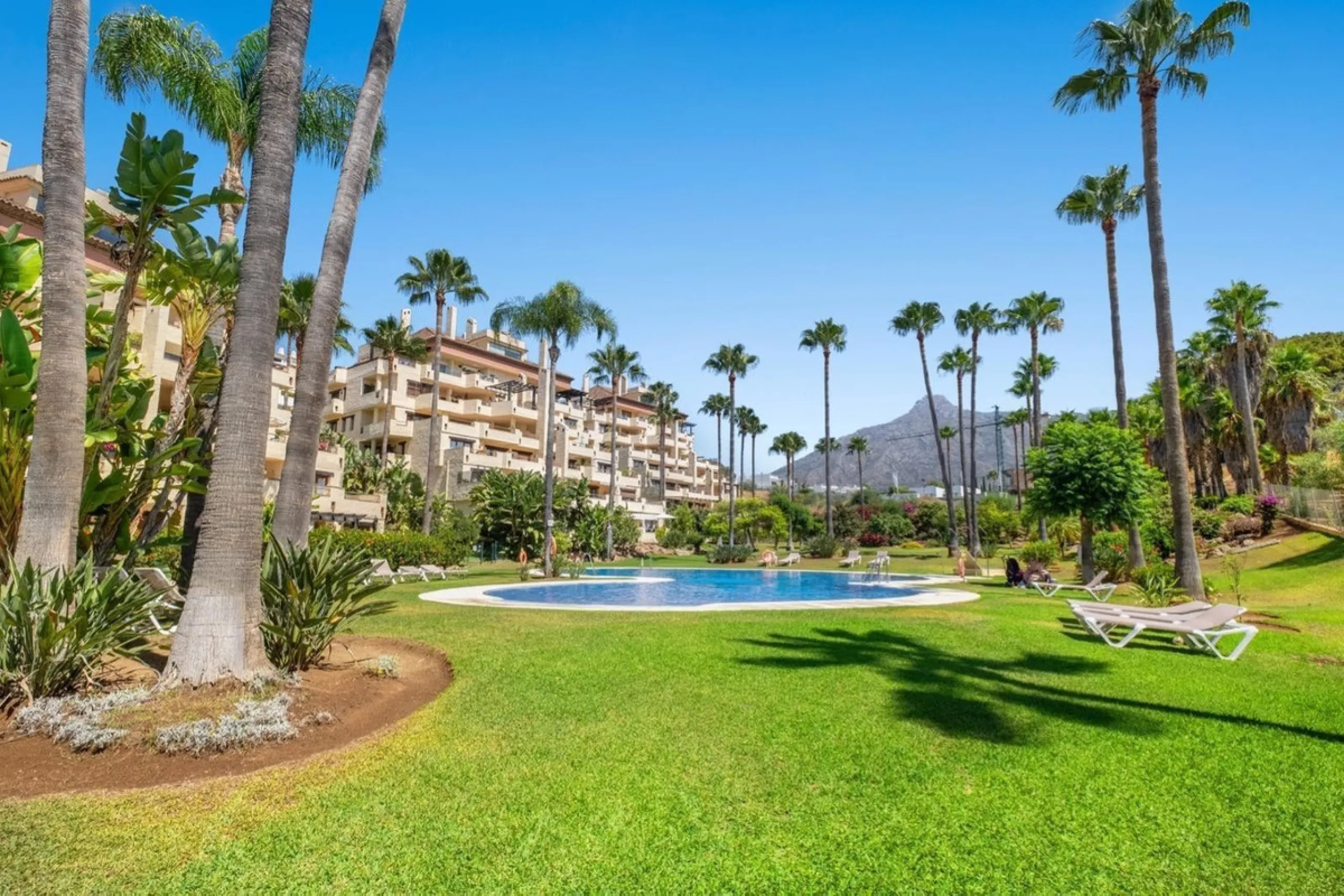 Spacious apartment in Las Cascadas on Marbella's Golden Mile.