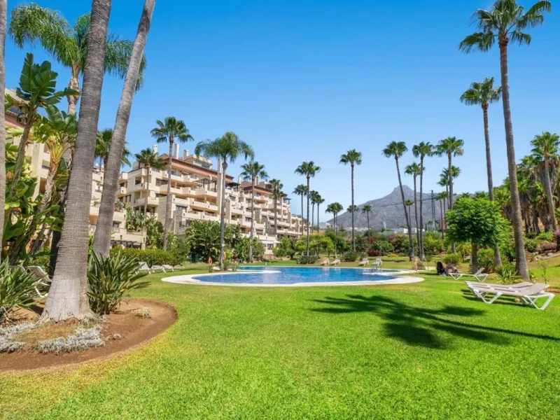Spacious apartment in Las Cascadas on Marbella's Golden Mile.