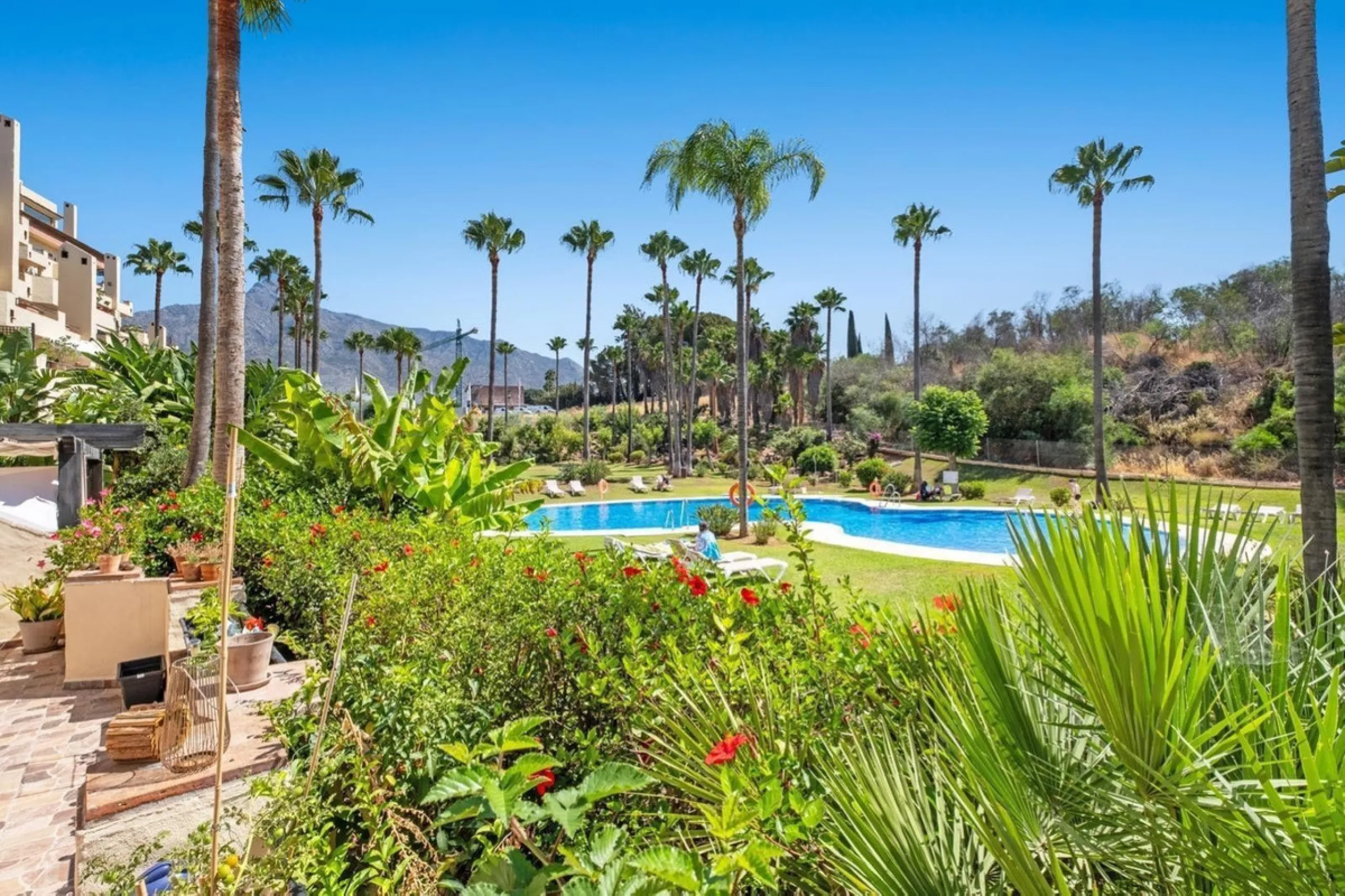 Spacious apartment in Las Cascadas on Marbella's Golden Mile.