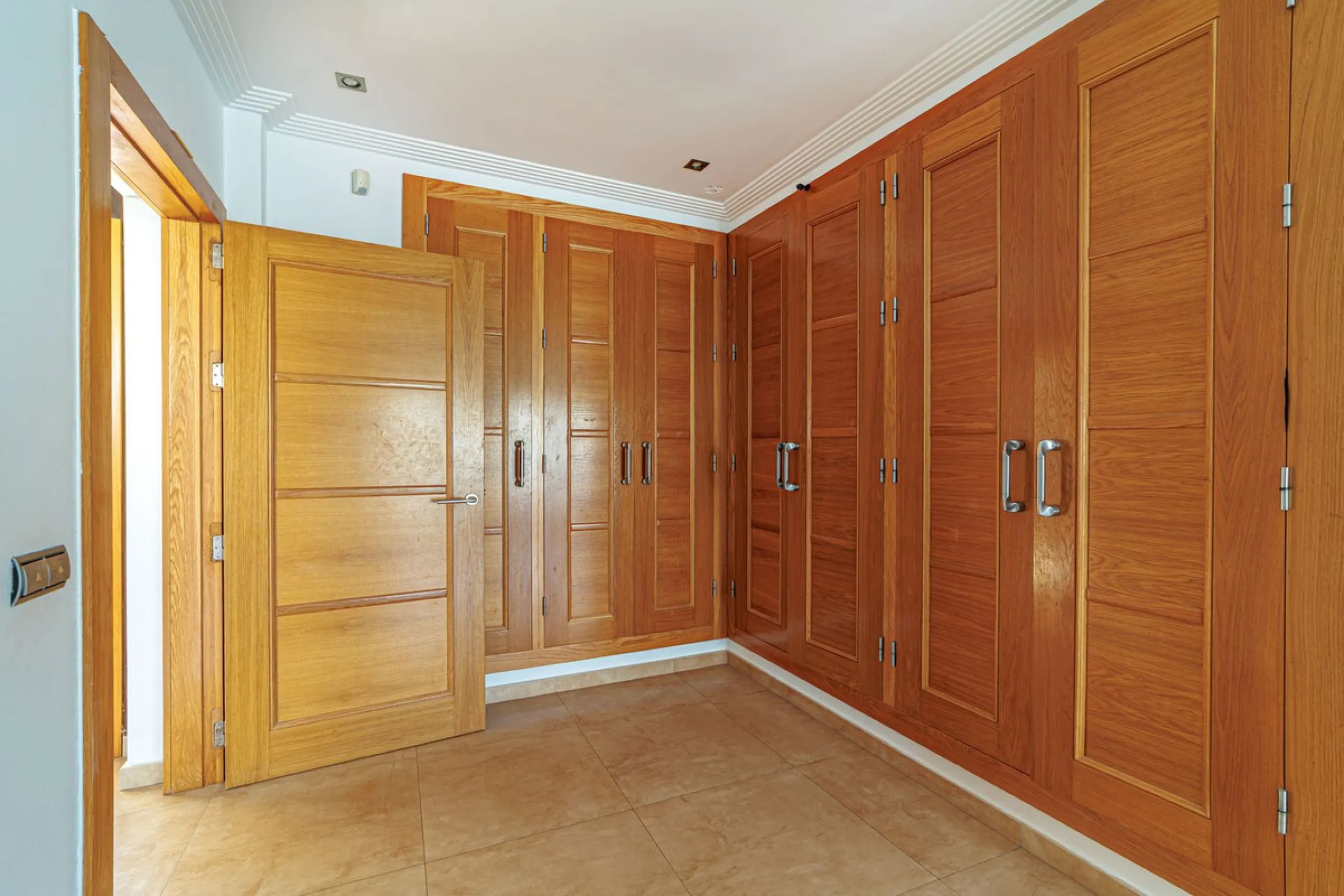 Discover an exceptional villa designed for those seeking space, comfort, luxury, and a prime location. Set on a 1,600 m² plot with over 900 m² built, this impressive property is located in a quiet and exclusive residential area, just a few minutes from Ma