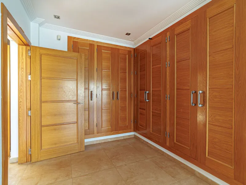 Discover an exceptional villa designed for those seeking space, comfort, luxury, and a prime location. Set on a 1,600 m² plot with over 900 m² built, this impressive property is located in a quiet and exclusive residential area, just a few minutes from Ma