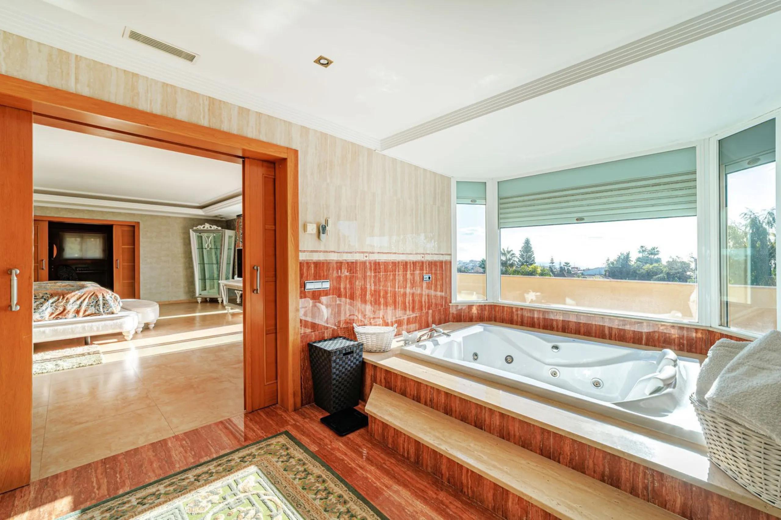 Discover an exceptional villa designed for those seeking space, comfort, luxury, and a prime location. Set on a 1,600 m² plot with over 900 m² built, this impressive property is located in a quiet and exclusive residential area, just a few minutes from Ma