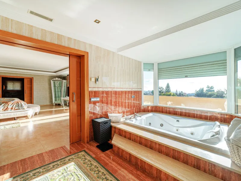 Discover an exceptional villa designed for those seeking space, comfort, luxury, and a prime location. Set on a 1,600 m² plot with over 900 m² built, this impressive property is located in a quiet and exclusive residential area, just a few minutes from Ma