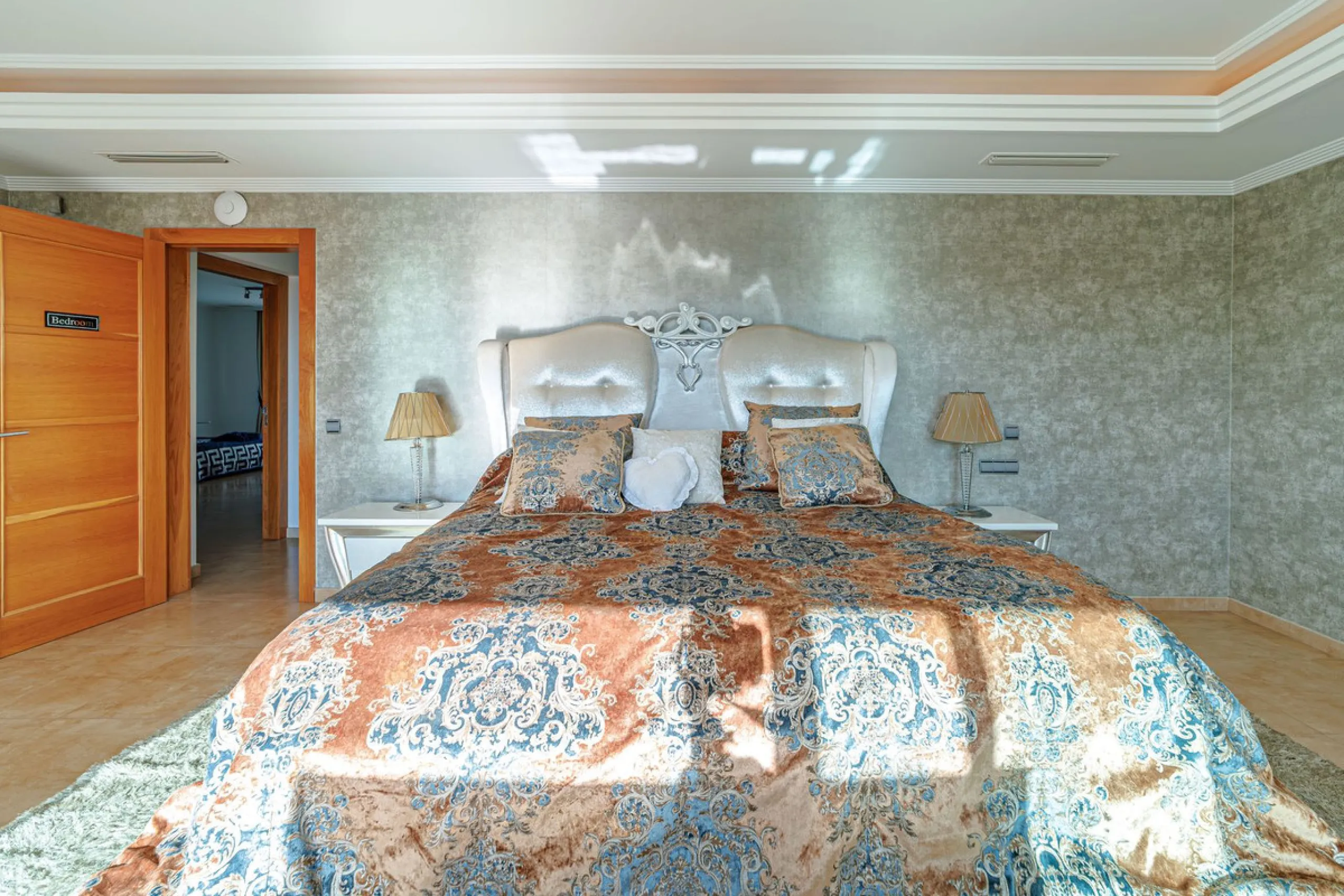 Discover an exceptional villa designed for those seeking space, comfort, luxury, and a prime location. Set on a 1,600 m² plot with over 900 m² built, this impressive property is located in a quiet and exclusive residential area, just a few minutes from Ma