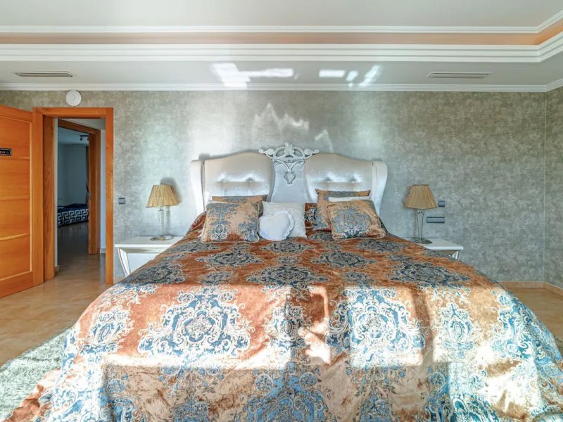 Discover an exceptional villa designed for those seeking space, comfort, luxury, and a prime location. Set on a 1,600 m² plot with over 900 m² built, this impressive property is located in a quiet and exclusive residential area, just a few minutes from Ma