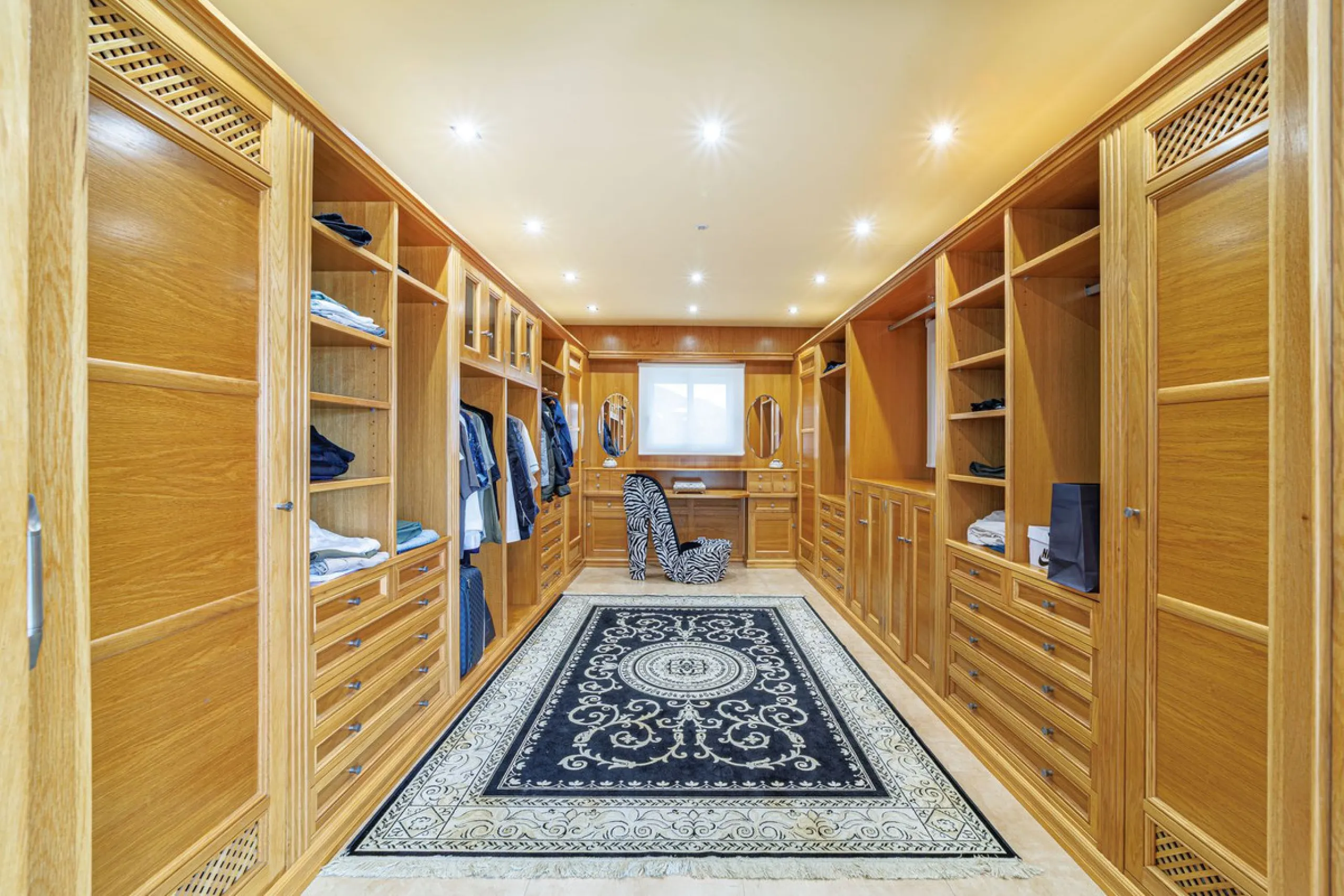 Discover an exceptional villa designed for those seeking space, comfort, luxury, and a prime location. Set on a 1,600 m² plot with over 900 m² built, this impressive property is located in a quiet and exclusive residential area, just a few minutes from Ma