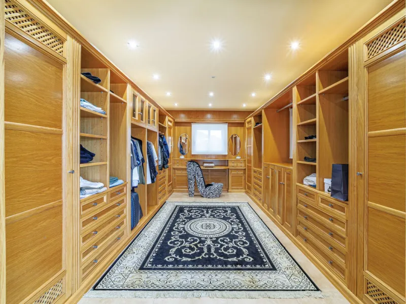 Discover an exceptional villa designed for those seeking space, comfort, luxury, and a prime location. Set on a 1,600 m² plot with over 900 m² built, this impressive property is located in a quiet and exclusive residential area, just a few minutes from Ma