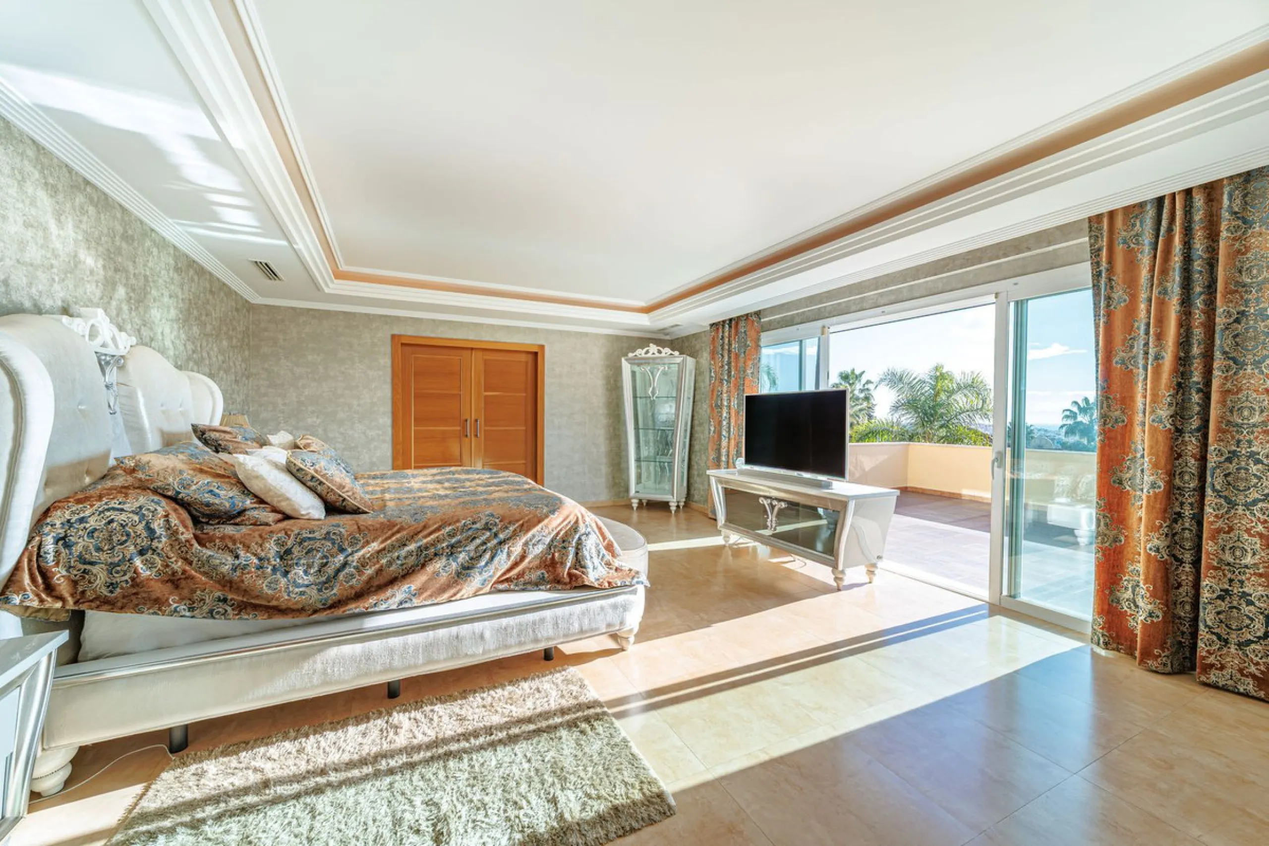 Discover an exceptional villa designed for those seeking space, comfort, luxury, and a prime location. Set on a 1,600 m² plot with over 900 m² built, this impressive property is located in a quiet and exclusive residential area, just a few minutes from Ma