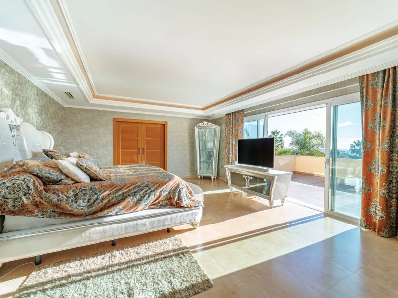 Discover an exceptional villa designed for those seeking space, comfort, luxury, and a prime location. Set on a 1,600 m² plot with over 900 m² built, this impressive property is located in a quiet and exclusive residential area, just a few minutes from Ma