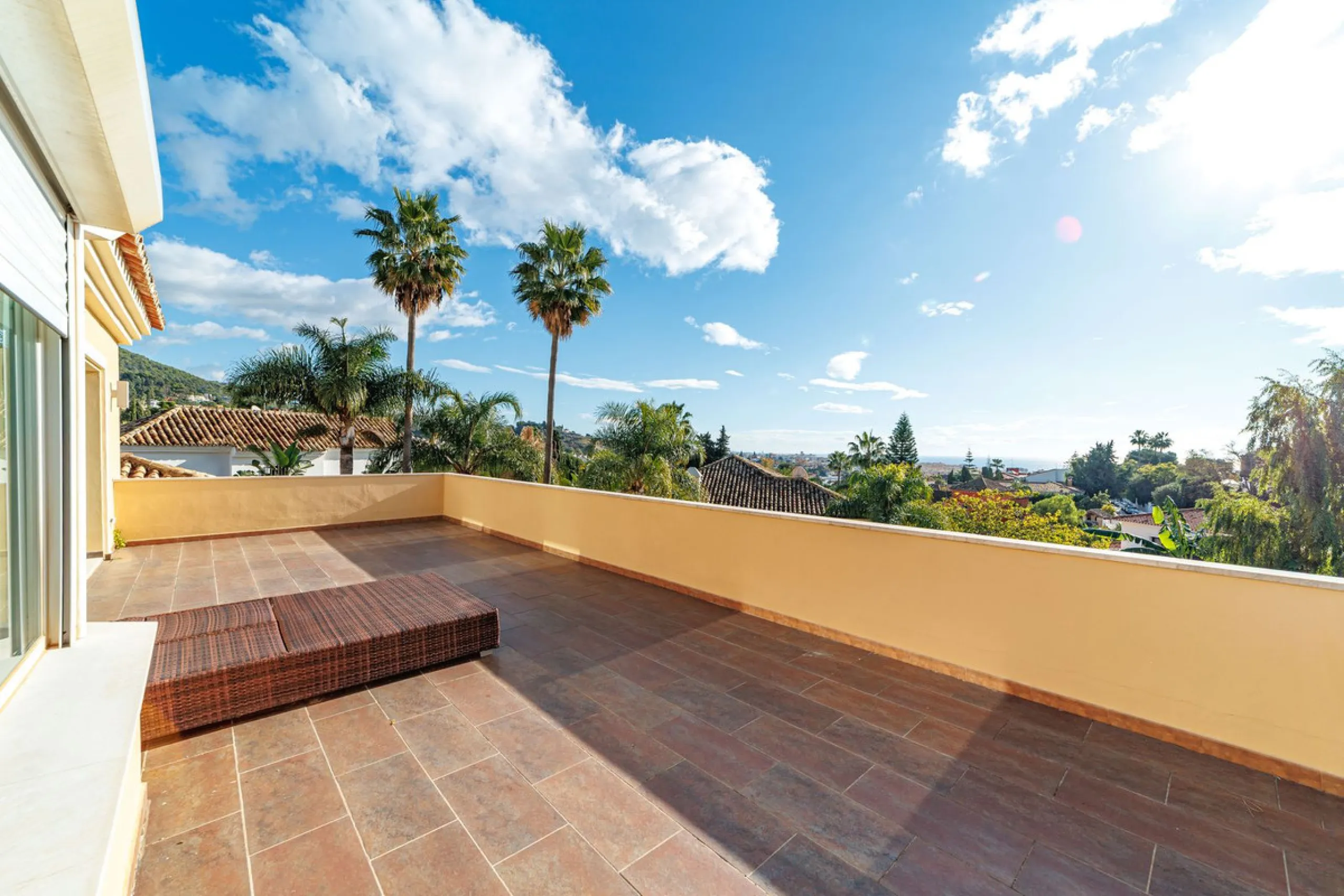 Discover an exceptional villa designed for those seeking space, comfort, luxury, and a prime location. Set on a 1,600 m² plot with over 900 m² built, this impressive property is located in a quiet and exclusive residential area, just a few minutes from Ma