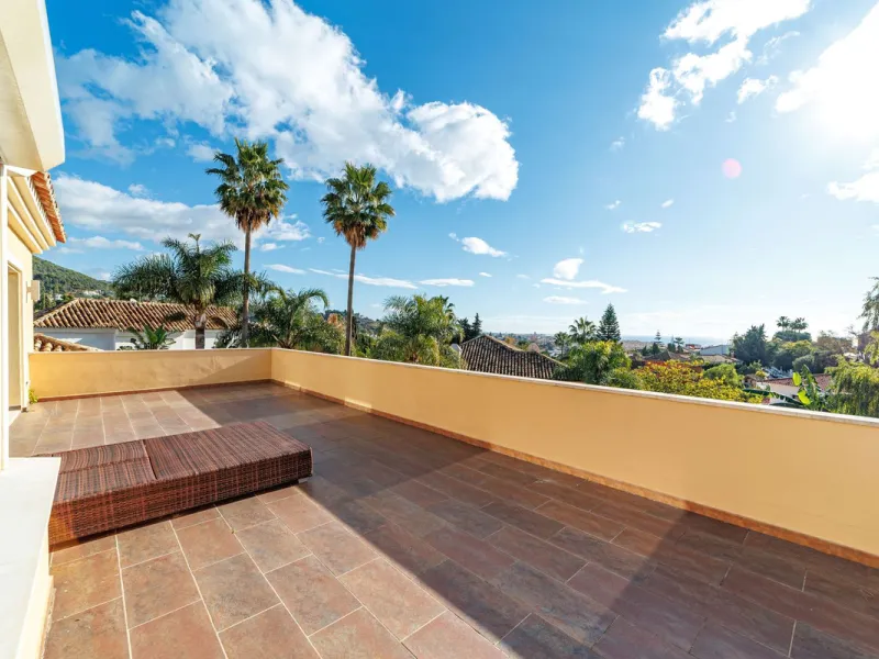 Discover an exceptional villa designed for those seeking space, comfort, luxury, and a prime location. Set on a 1,600 m² plot with over 900 m² built, this impressive property is located in a quiet and exclusive residential area, just a few minutes from Ma