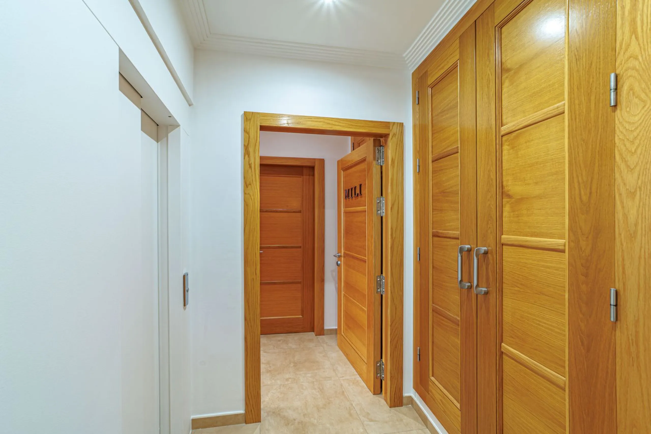 Discover an exceptional villa designed for those seeking space, comfort, luxury, and a prime location. Set on a 1,600 m² plot with over 900 m² built, this impressive property is located in a quiet and exclusive residential area, just a few minutes from Ma