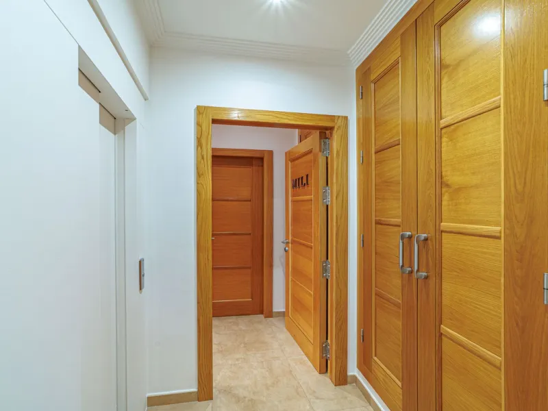 Discover an exceptional villa designed for those seeking space, comfort, luxury, and a prime location. Set on a 1,600 m² plot with over 900 m² built, this impressive property is located in a quiet and exclusive residential area, just a few minutes from Ma