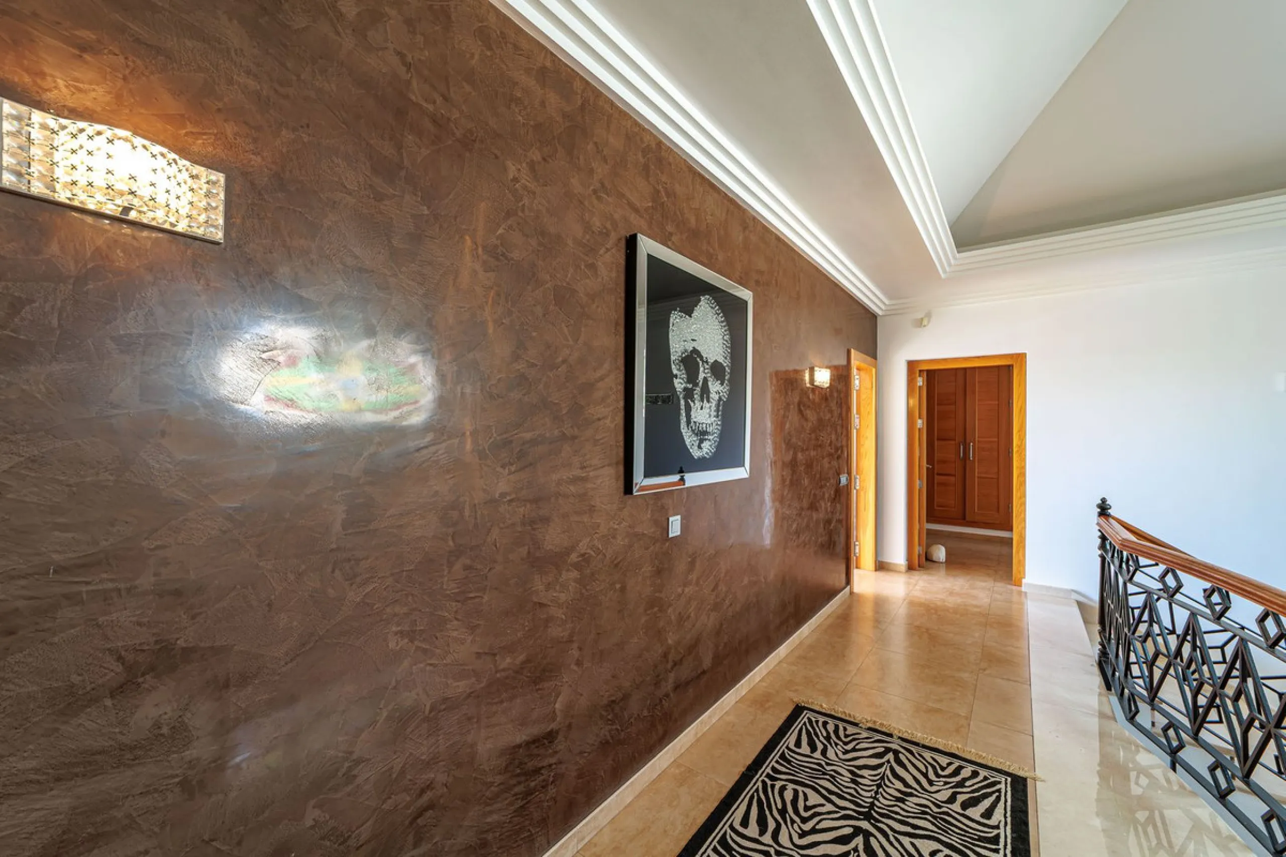 Discover an exceptional villa designed for those seeking space, comfort, luxury, and a prime location. Set on a 1,600 m² plot with over 900 m² built, this impressive property is located in a quiet and exclusive residential area, just a few minutes from Ma
