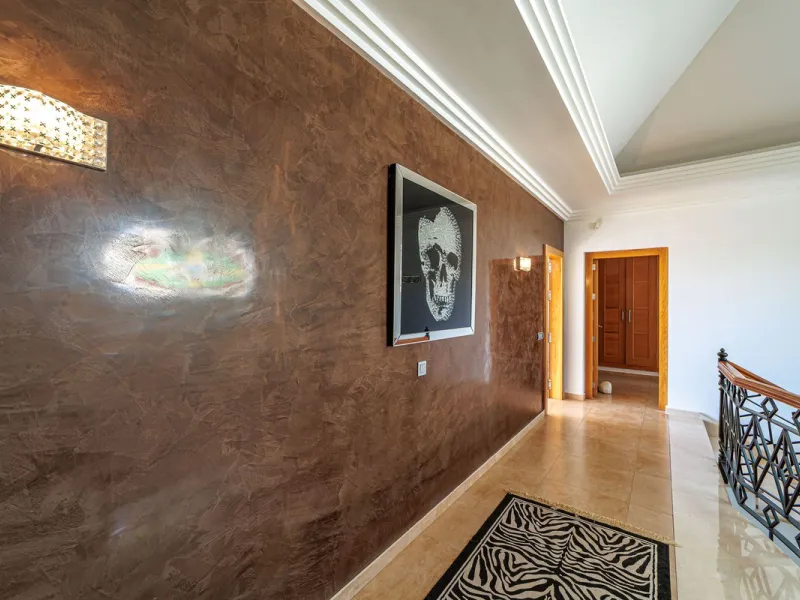 Discover an exceptional villa designed for those seeking space, comfort, luxury, and a prime location. Set on a 1,600 m² plot with over 900 m² built, this impressive property is located in a quiet and exclusive residential area, just a few minutes from Ma