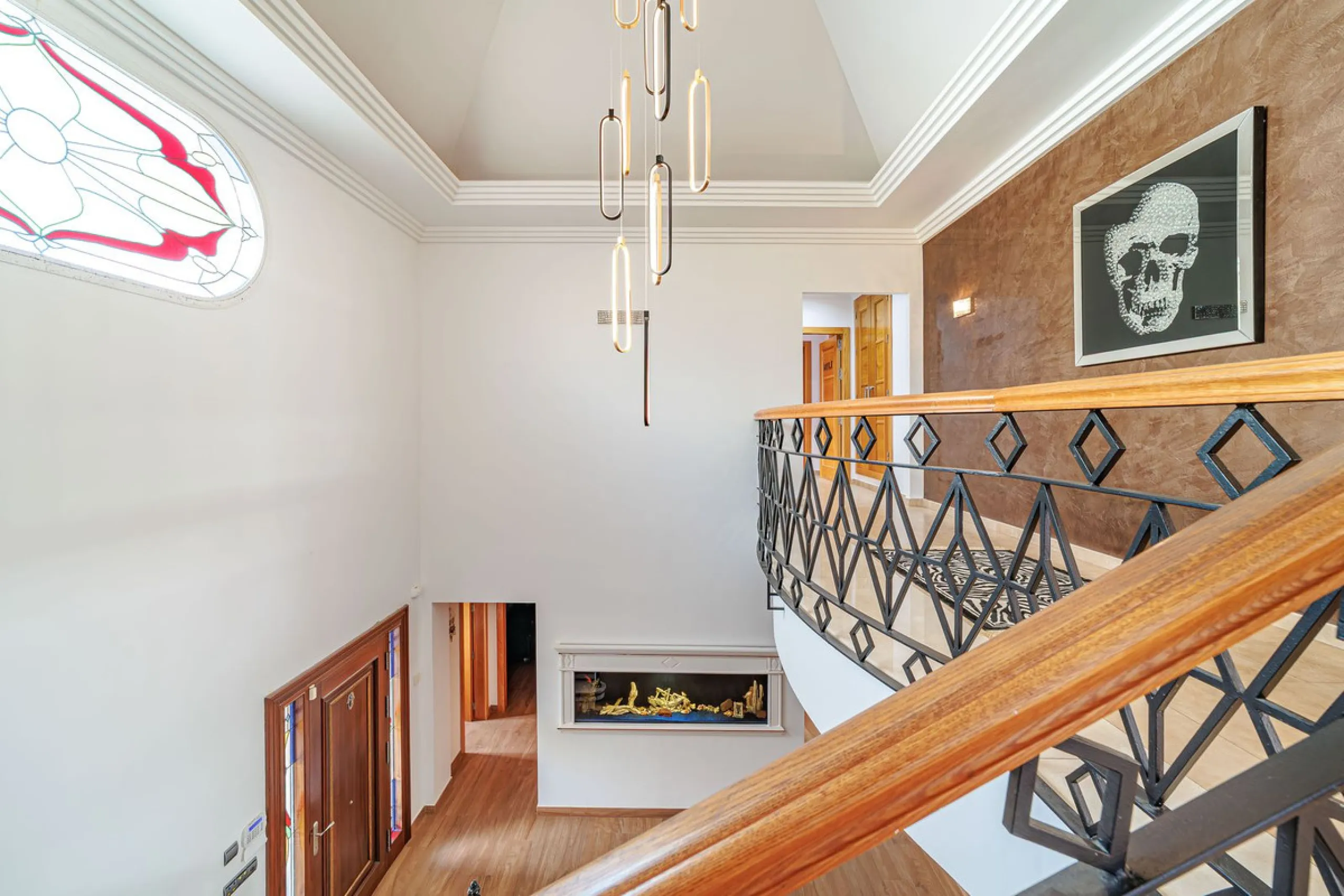 Discover an exceptional villa designed for those seeking space, comfort, luxury, and a prime location. Set on a 1,600 m² plot with over 900 m² built, this impressive property is located in a quiet and exclusive residential area, just a few minutes from Ma