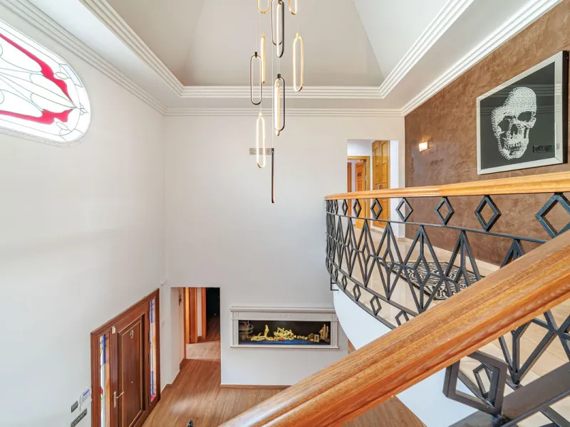 Discover an exceptional villa designed for those seeking space, comfort, luxury, and a prime location. Set on a 1,600 m² plot with over 900 m² built, this impressive property is located in a quiet and exclusive residential area, just a few minutes from Ma