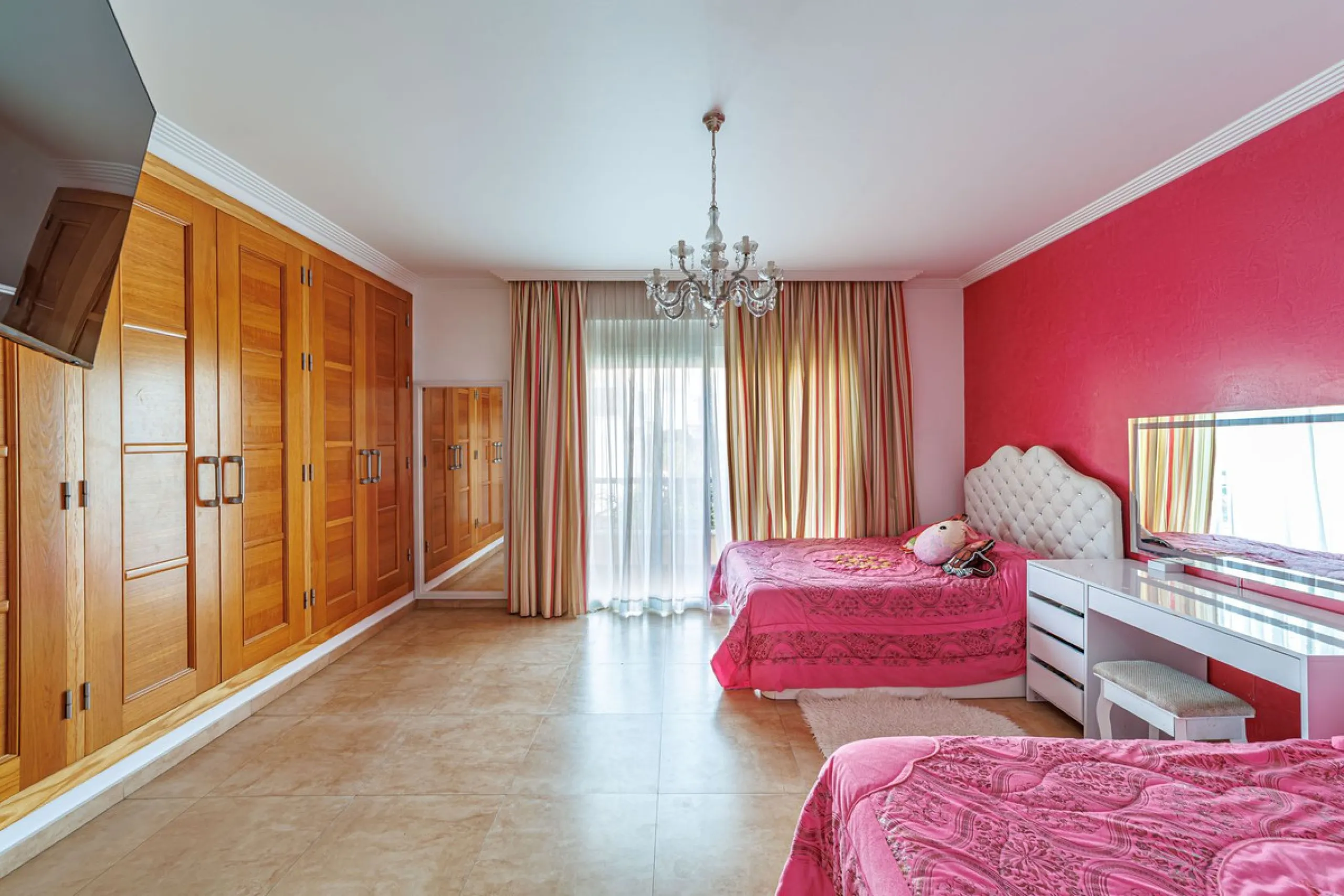 Discover an exceptional villa designed for those seeking space, comfort, luxury, and a prime location. Set on a 1,600 m² plot with over 900 m² built, this impressive property is located in a quiet and exclusive residential area, just a few minutes from Ma