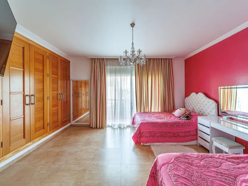 Discover an exceptional villa designed for those seeking space, comfort, luxury, and a prime location. Set on a 1,600 m² plot with over 900 m² built, this impressive property is located in a quiet and exclusive residential area, just a few minutes from Ma