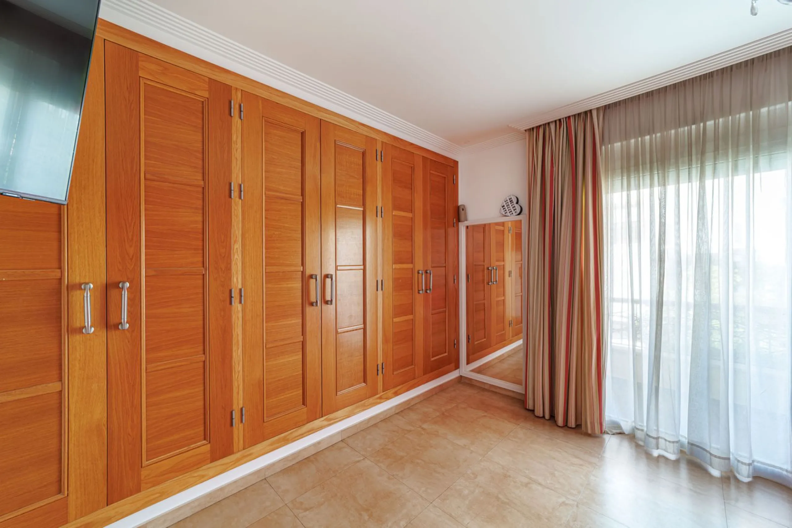 Discover an exceptional villa designed for those seeking space, comfort, luxury, and a prime location. Set on a 1,600 m² plot with over 900 m² built, this impressive property is located in a quiet and exclusive residential area, just a few minutes from Ma