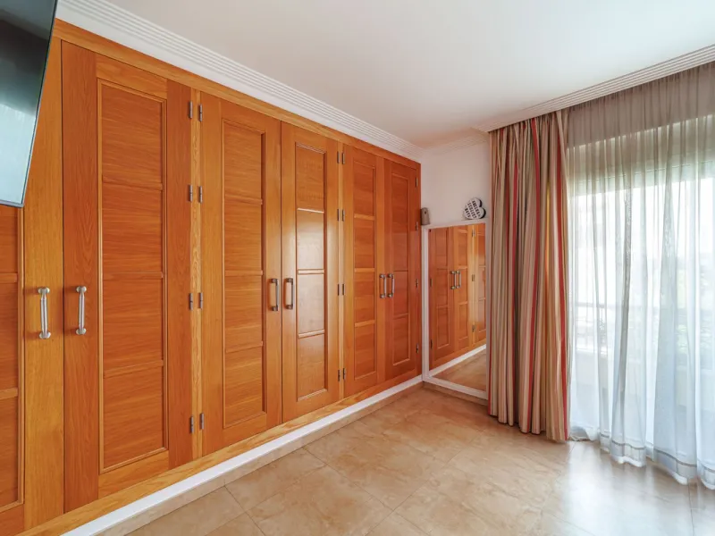 Discover an exceptional villa designed for those seeking space, comfort, luxury, and a prime location. Set on a 1,600 m² plot with over 900 m² built, this impressive property is located in a quiet and exclusive residential area, just a few minutes from Ma