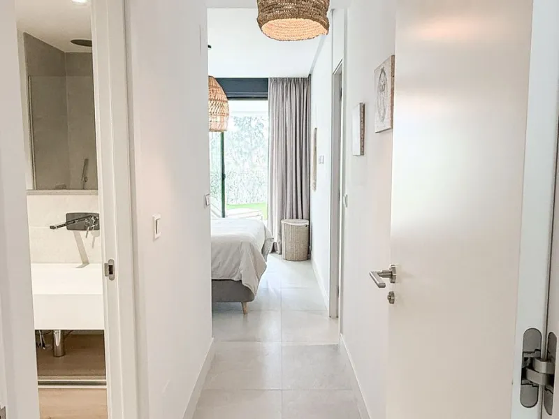 Apartment - Ground Floor Apartment в продаже в Marbella, Málaga. В доме 3 спален и 2 ванных комнат. Площадь дома 139 м². Площадь участка 35 м²