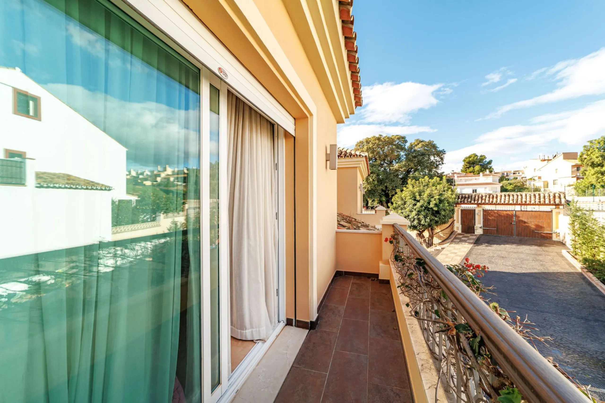 Discover an exceptional villa designed for those seeking space, comfort, luxury, and a prime location. Set on a 1,600 m² plot with over 900 m² built, this impressive property is located in a quiet and exclusive residential area, just a few minutes from Ma