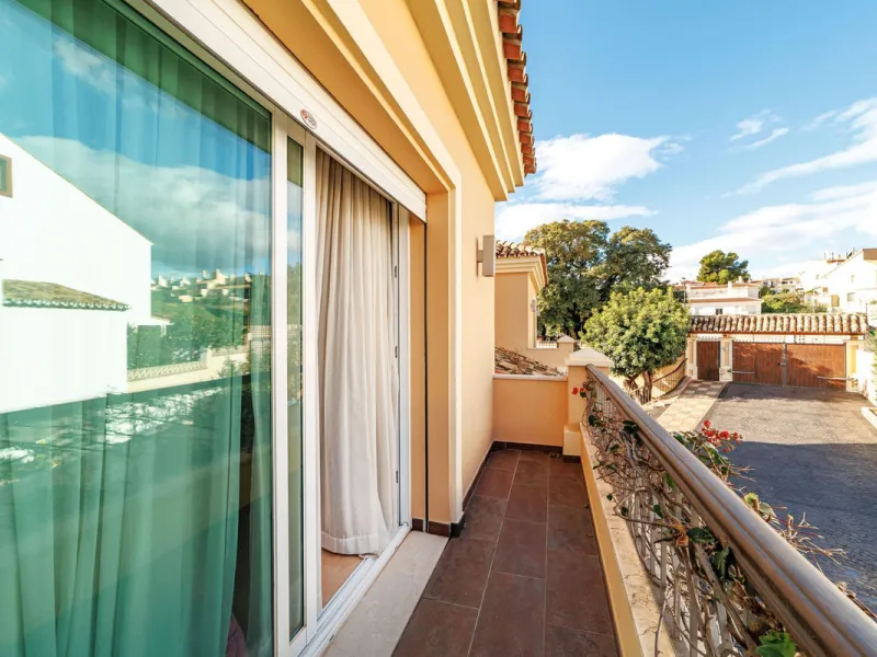 Discover an exceptional villa designed for those seeking space, comfort, luxury, and a prime location. Set on a 1,600 m² plot with over 900 m² built, this impressive property is located in a quiet and exclusive residential area, just a few minutes from Ma