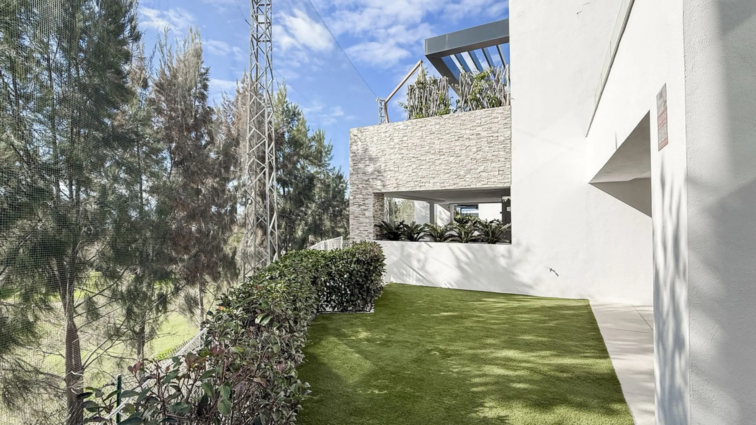 Apartment - Ground Floor Apartment в продаже в Marbella, Málaga. В доме 3 спален и 2 ванных комнат. Площадь дома 139 м². Площадь участка 35 м²