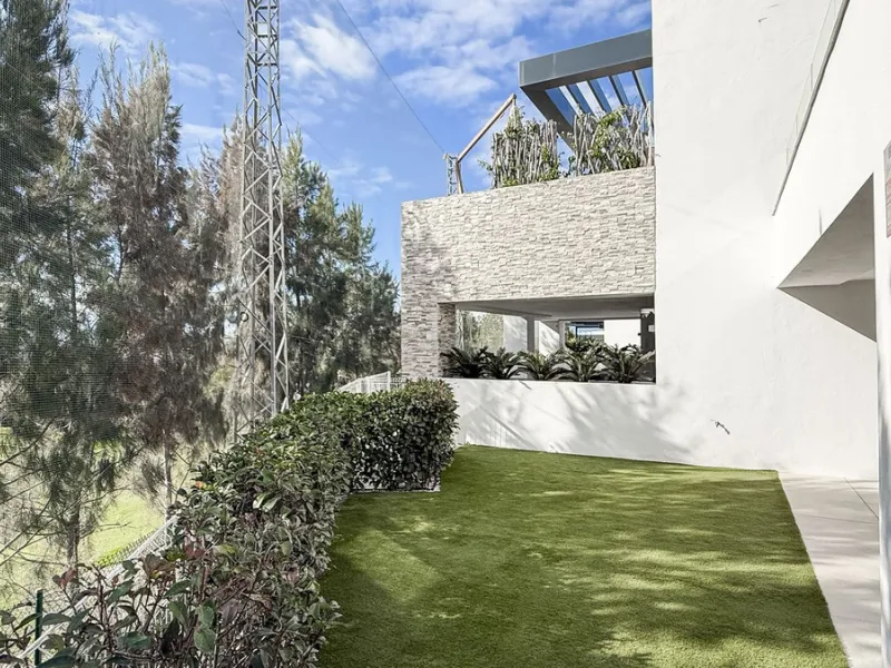 Apartment - Ground Floor Apartment в продаже в Marbella, Málaga. В доме 3 спален и 2 ванных комнат. Площадь дома 139 м². Площадь участка 35 м²