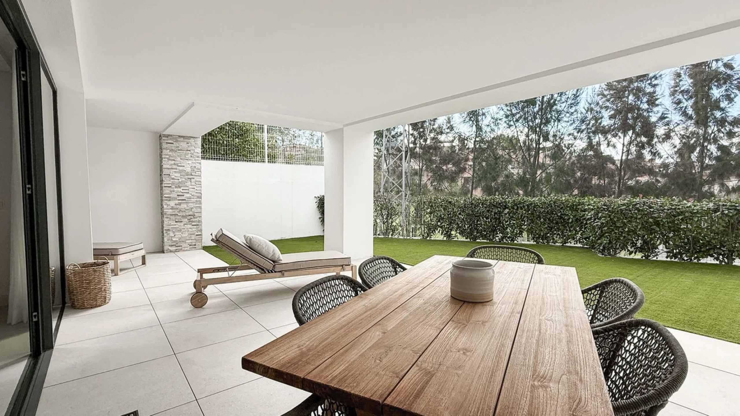 Apartment - Ground Floor Apartment в продаже в Marbella, Málaga. В доме 3 спален и 2 ванных комнат. Площадь дома 139 м². Площадь участка 35 м²