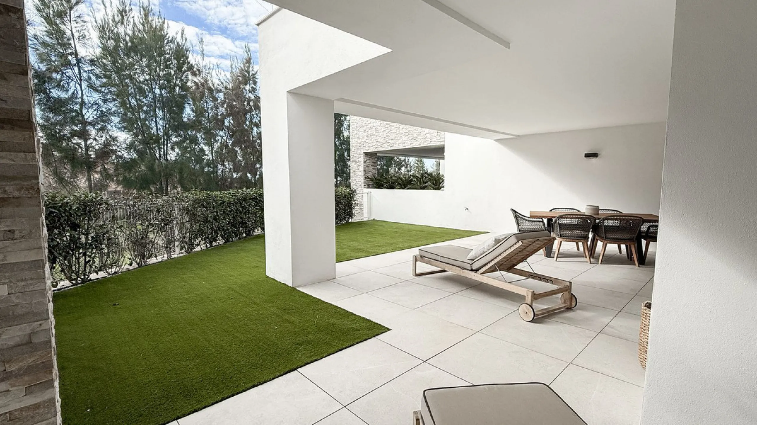 Apartment - Ground Floor Apartment в продаже в Marbella, Málaga. В доме 3 спален и 2 ванных комнат. Площадь дома 139 м². Площадь участка 35 м²