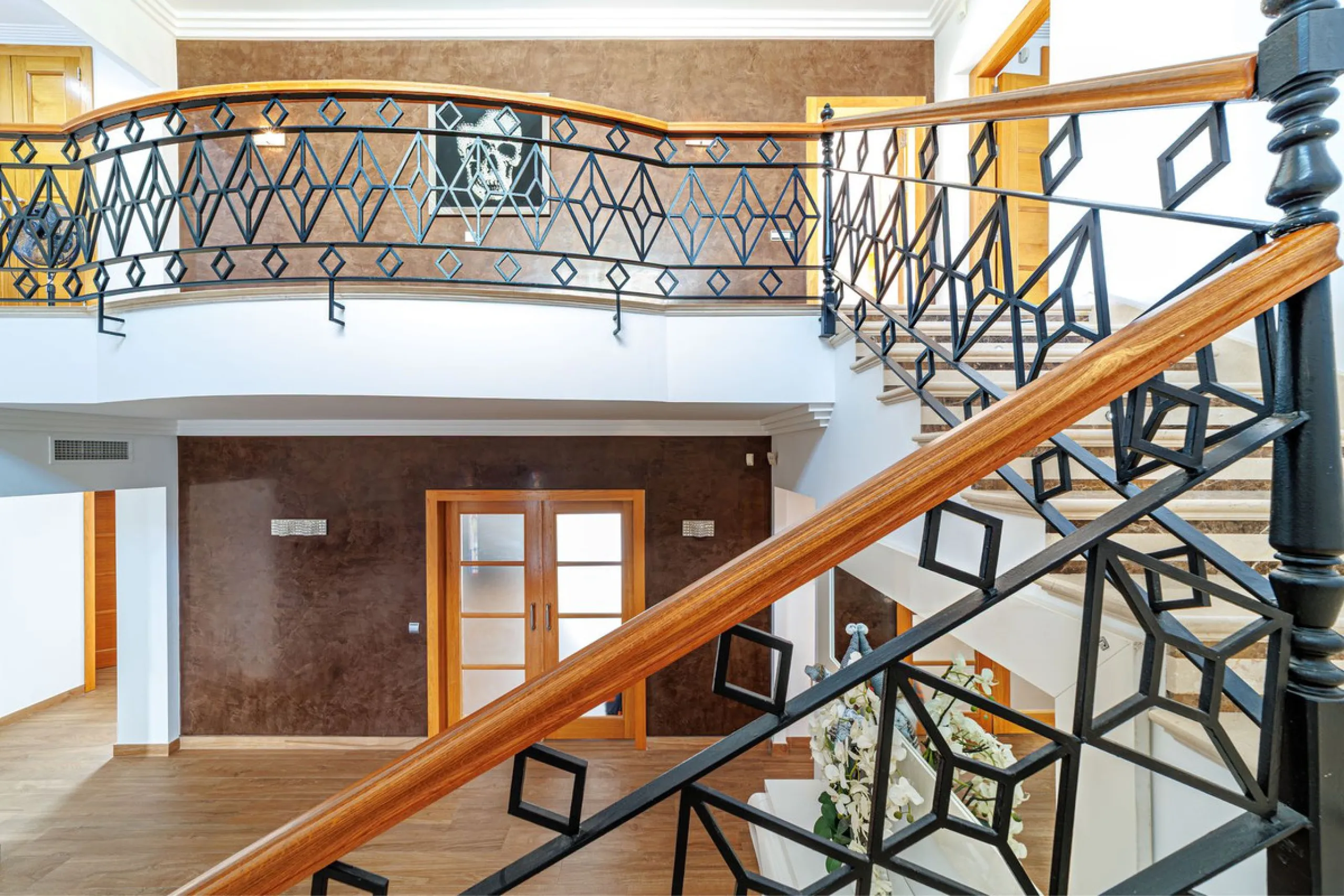 Discover an exceptional villa designed for those seeking space, comfort, luxury, and a prime location. Set on a 1,600 m² plot with over 900 m² built, this impressive property is located in a quiet and exclusive residential area, just a few minutes from Ma
