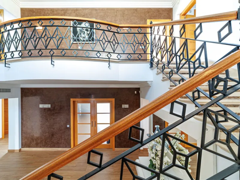 Discover an exceptional villa designed for those seeking space, comfort, luxury, and a prime location. Set on a 1,600 m² plot with over 900 m² built, this impressive property is located in a quiet and exclusive residential area, just a few minutes from Ma