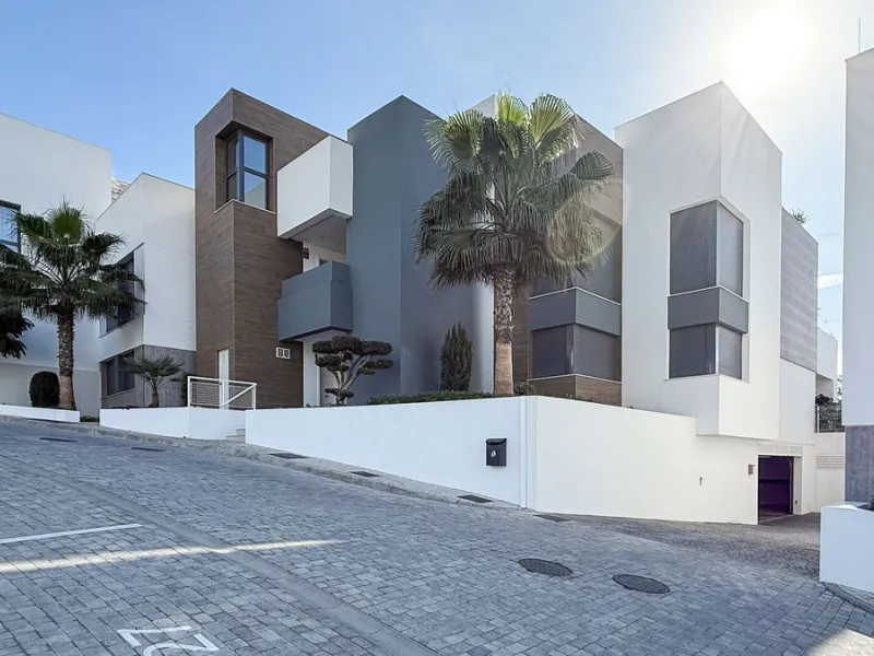 Apartment - Ground Floor Apartment в продаже в Marbella, Málaga. В доме 3 спален и 2 ванных комнат. Площадь дома 139 м². Площадь участка 35 м²